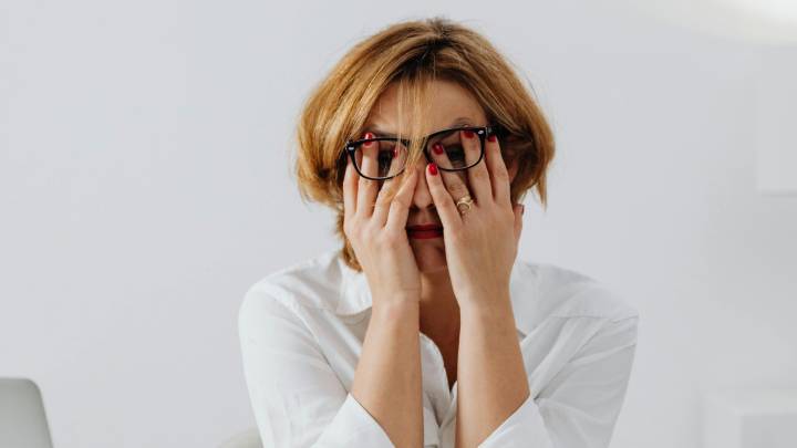 ¿Por Qué Me Tiembla el Ojo? Estas son las Causas Más Comúnes