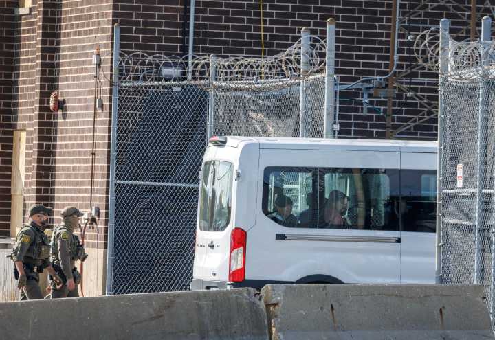Jueza de Chicago veta uso de fuerza migratoria contra manifestantes pacíficos