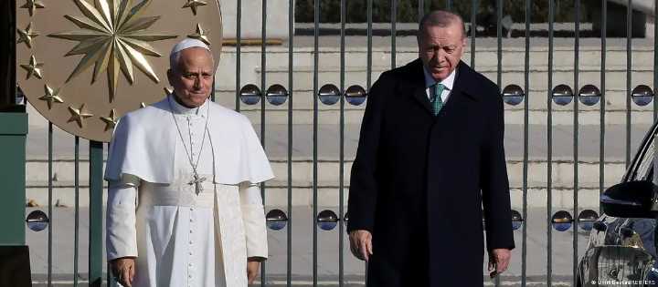 Papa León XIV inicia primer viaje internacional, llega a Turquía