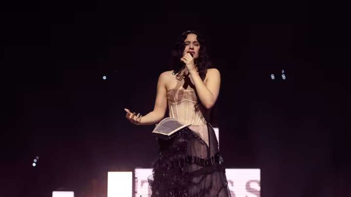 Rosalía canta ‘Reliquia’ en Los40 Music Awards
