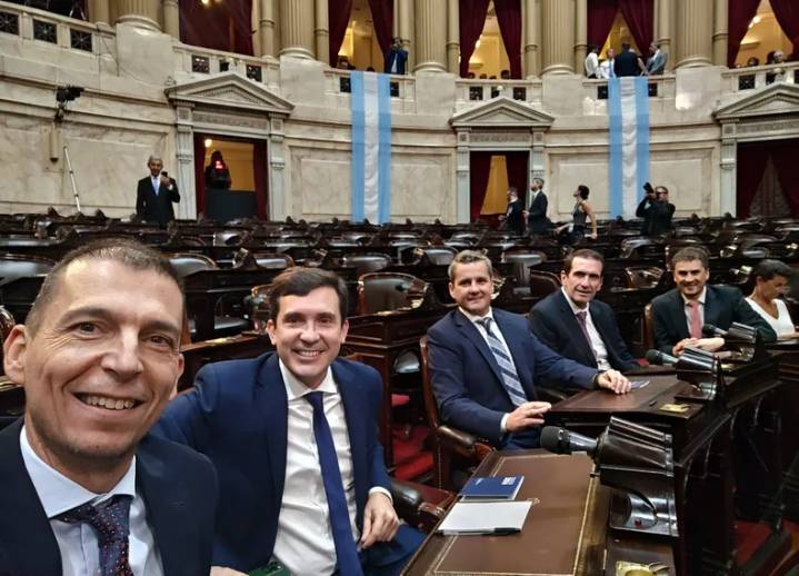 El cordobés Luis Picat se sumó al bloque de La Libertad Avanza junto a otros dos legisladores radicales