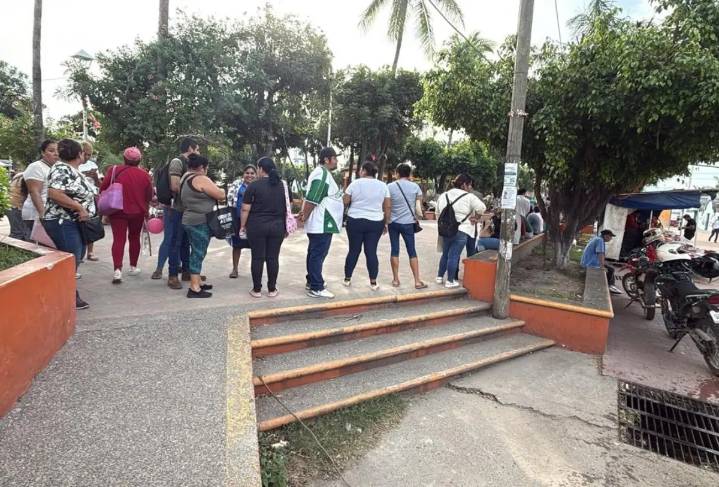 Se desborda el interés por Viviendas del Bienestar en Bahía; hay filas desde la madrugada