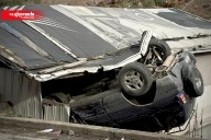 Camioneta termina sobre una casa en la colonia La Rinconada de Tijuana