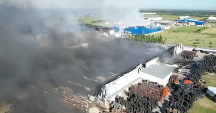 Explosión en Ezeiza: diez industrias con pérdidas totales por el incendio, descartan riesgo de vida