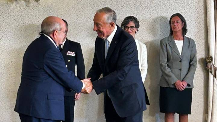 El presidente de Portugal condecora al presidente de Nueva Economía Fórum