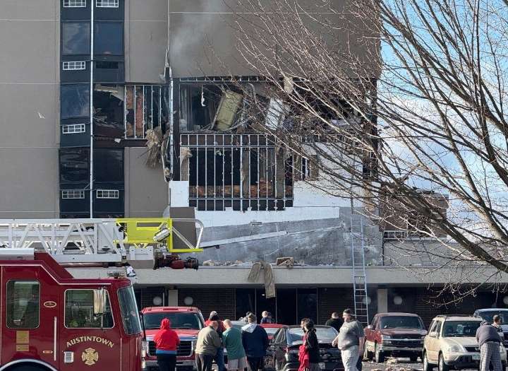 Crews rescuing people from Youngstown senior apartments, possible explosion
