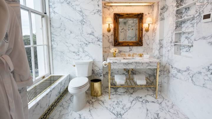 Mientras miles de empleados públicos hacen cola en bancos de alimentos, Trump presume de la reforma de su baño