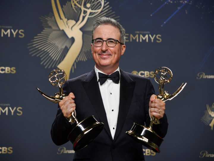 John Oliver subastará toda su “basura”, incluida una recreación de los genitales de un presidente de EEUU: la explicación que ofreció