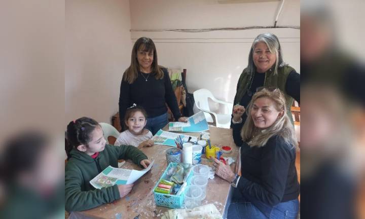 “Abuelos Cuenteros” presenta su edición navideña con talleres