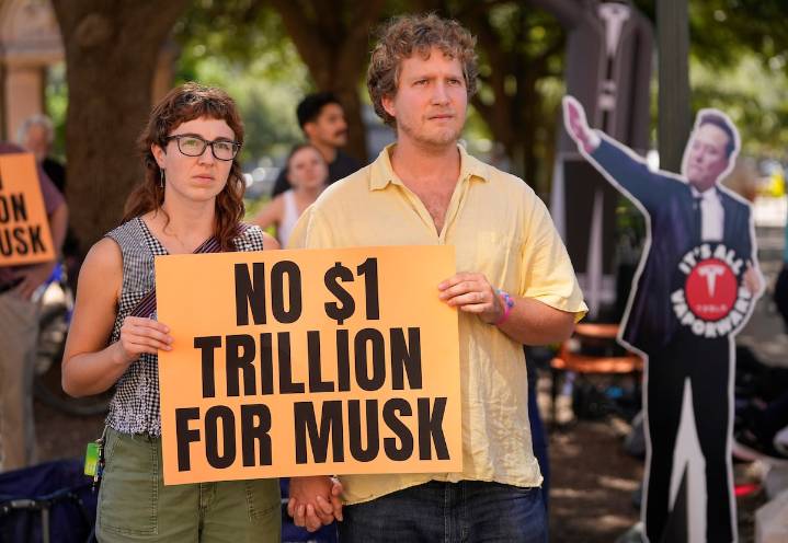 Los accionistas de Tesla acuerdan pagar un billón de dólares a Elon Musk para que dirija la compañía la próxima década