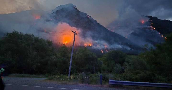 Investigan cómo se originó el incendio forestal en Epuyen: el viento activó focos y aguardan por la lluvia