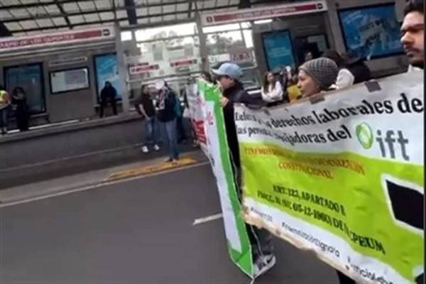 Hacen bloqueo ex trabajadores del IFT; piden liquidación