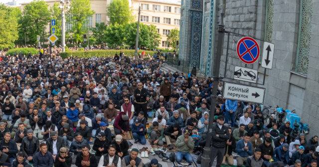 Reports: Russians Increasingly Frustrated at Muslim Migrants Praying in Public