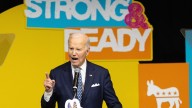 Biden, "enfadado" con la gestión de Trump: "Actúa de una manera que nos avergüenza como nación"