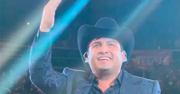 Julión Álvarez rompe celular de fan durante concierto