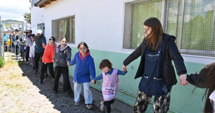 Sentido abrazo a la escuela de Bariloche que tiene paneles de asbesto: piden nuevo edificio