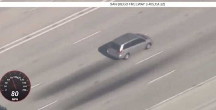 Prófuga evade a la policía por cuatro condados de California antes de huir a México (Video)