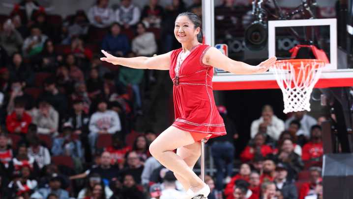 Red Panda makes NBA return, roughly 4 months after breaking wrist in fall