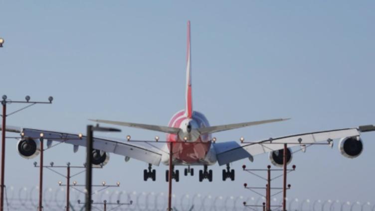 Apagan vuelos: Venezuela revoca permisos a seis aerolíneas