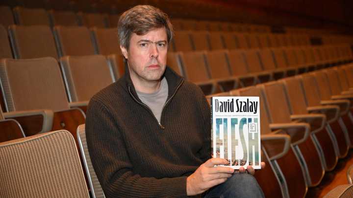El escritor húngaro-británico David Szalay gana el Premio Booker con 'Flesh'