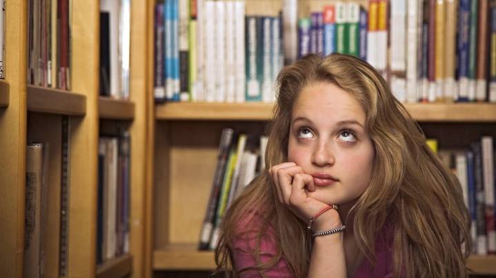 Qué significa revolear los ojos mientras habla otra persona, según la psicología