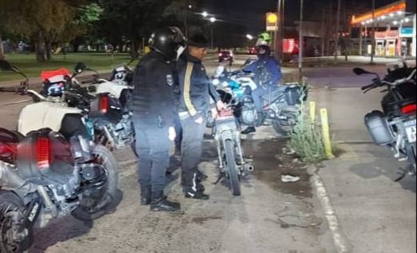VIDEO.- Descontrol total de las motos en La Plata: caravana masiva, a contramano, mucho ruido y megaoperativo