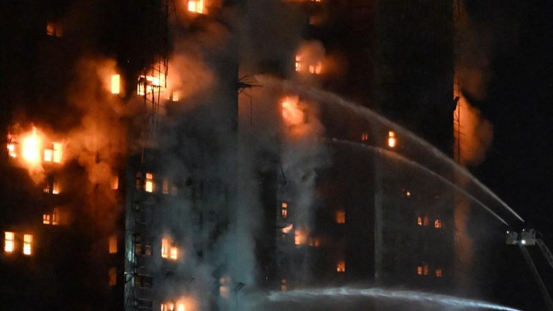 Hong Kong: al menos 36 muertos en enorme incendio que arrasa complejo residencial