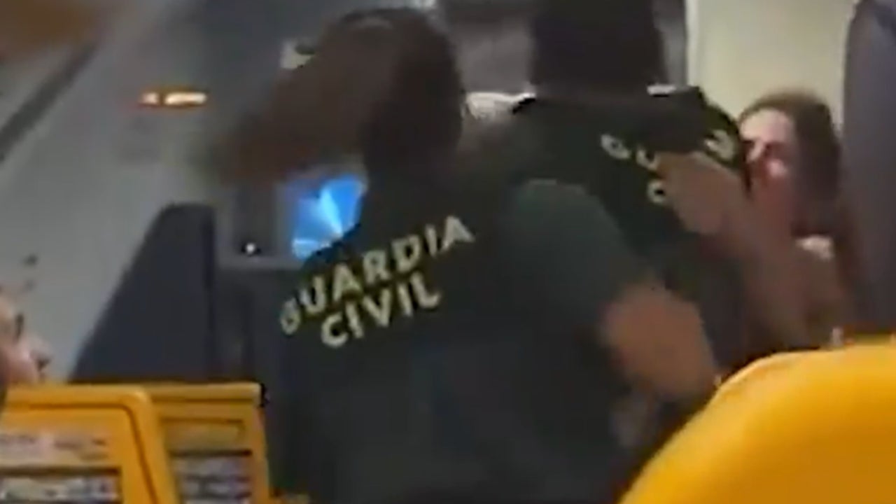 Detienen a una luchadora de MMA, amiga de McGregor, por atacar a dos guardias civiles en un avión en Canarias