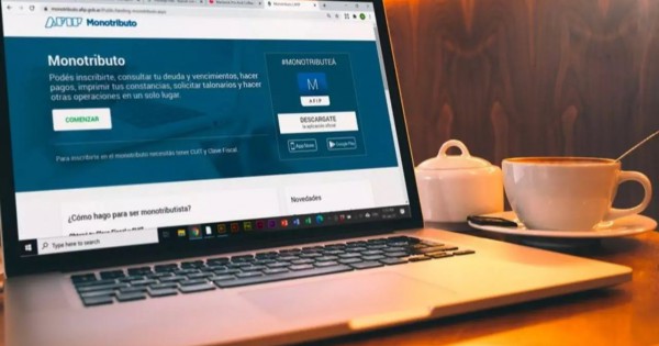 El Gobierno analiza eliminar el monotributo y bajar el piso del Impuesto a las Ganancias