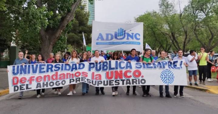 Escala el conflicto universitario: docentes de la UNCO anunciaron un paro de una semana para diciembre