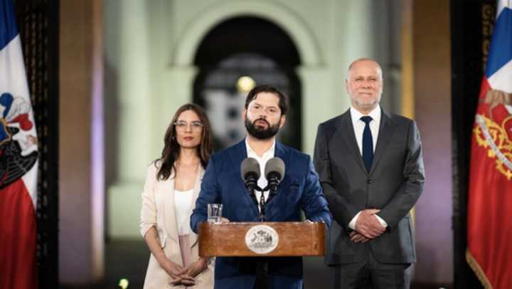 Boric destaca jornada electoral y felicita a Jara y Kast por su paso a segunda vuelta