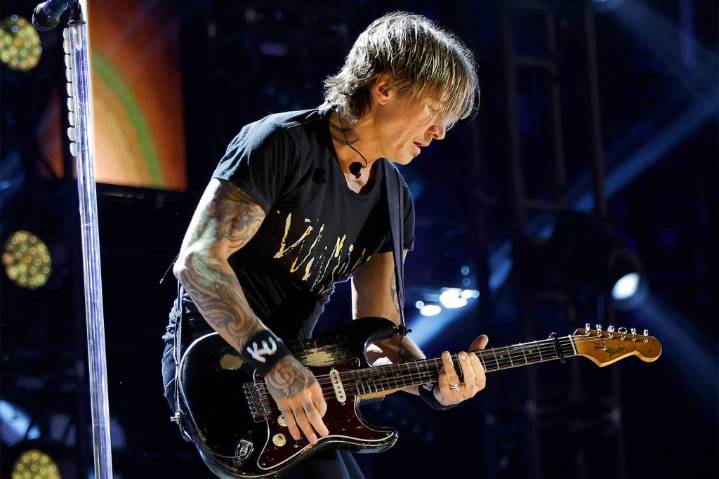 Keith Urban Covers ‘Pink Pony Club’ & Bob Marley During Private Party at President Trump’s Mar