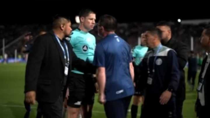El Loco Berti se cruzó con el árbitro en la final de la Copa Argentina: "Sos un bocón"
