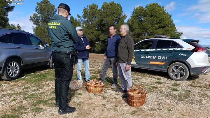 Un anciano se va a por setas, se le hace de noche, se pierde y le encuentran con hipotermia horas después en Alpuente (Valencia)