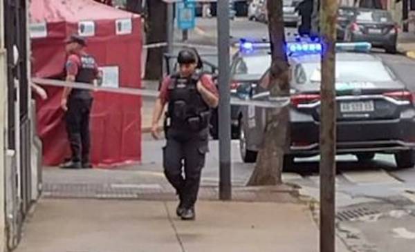 Volvía de una financiera con un policía retirado y los asaltaron en Capital Federal: un motochorro muerto