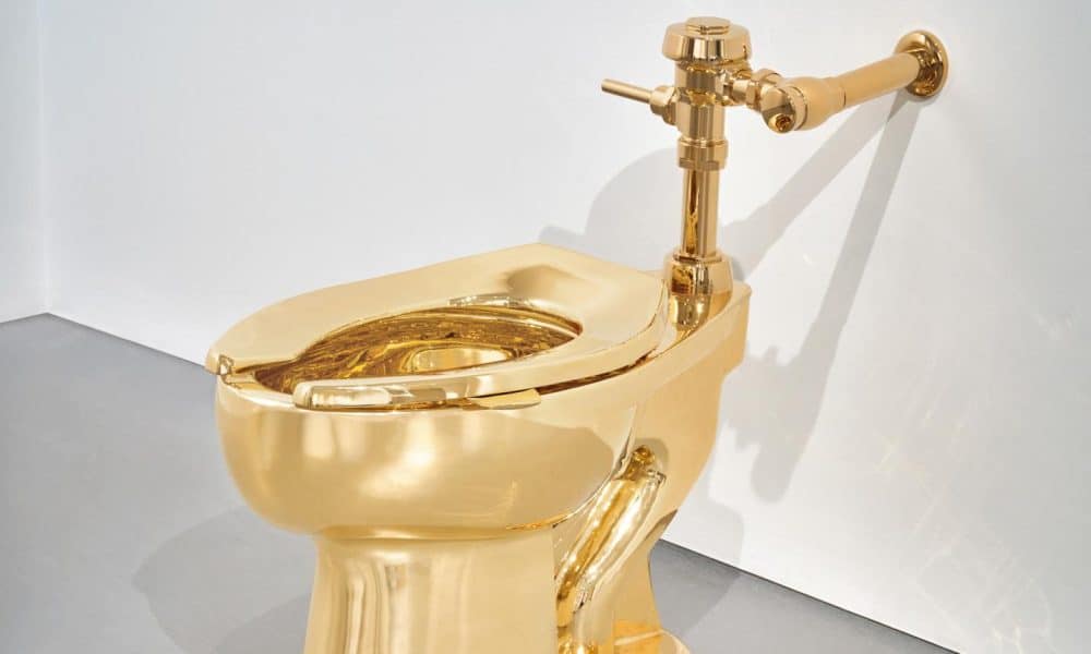 Un inodoro de oro del artista Maurizio Cattelan se vende por 12,1 millones en subasta