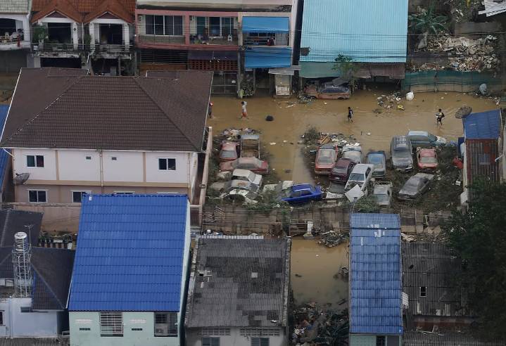 Estado de emergencia en Sri Lanka, camiones frigoríficos como morgues en Tailandia... las devastadoras inundaciones en Asia dejan ya más de 600 muertos