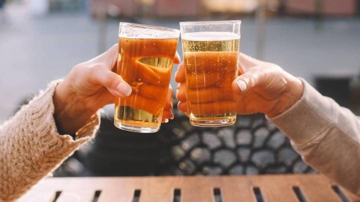 La bióloga leonesa Laura Pinillas revela por qué la cerveza engorda (y no es solo por las tapas)