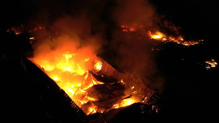 Logran contener incendio que generó pánico y deja millonarias pérdidas al sur de Buenos Aires