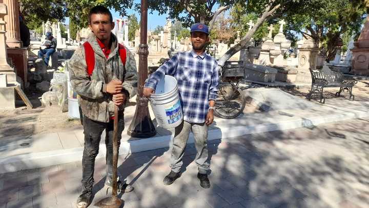 Algunos duranguenses aprovechan Día de Muertos para generar ingresos