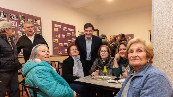 Mañueco visitó un bar de Valtuille de nueva apertura y con ayuda al rural