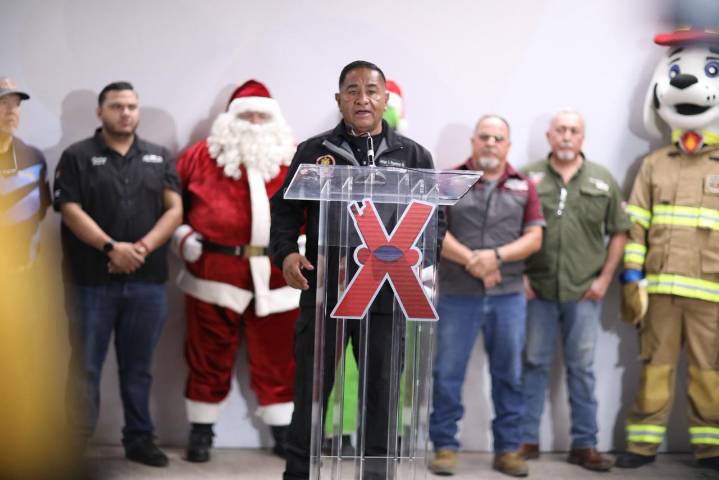 ¿Están listos para otro desfile? Este será para ayudar a Santa Bombero