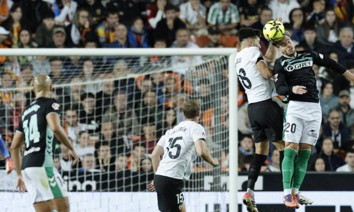 El cambio de casilla de Pepelu hace carburar al Valencia