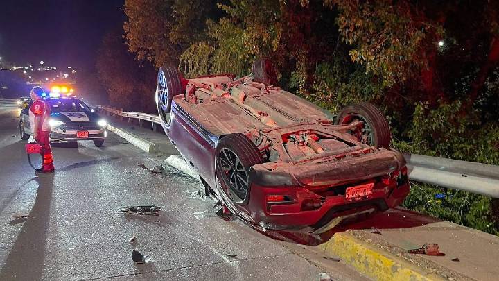 Choque termina en volcadura en la Teófilo Borunda; hay un lesionado