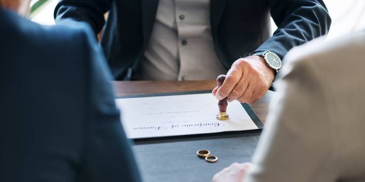 Un juez retira la pensión de 2.000 euros mensuales a una mujer después de que un detective privado le pillara con una nueva pareja