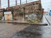 Habitantes exigen sanciones por orinar en la vía pública