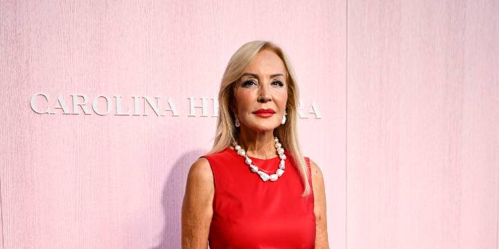 Carmen Lomana da una lección de estilo, a los 77 años, con el conjunto de Prada que combina plumas y lentejuelas