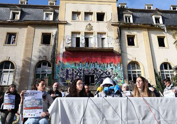 Piden un techo para las 111 personas que serán desalojadas el jueves del instituto de Martutene