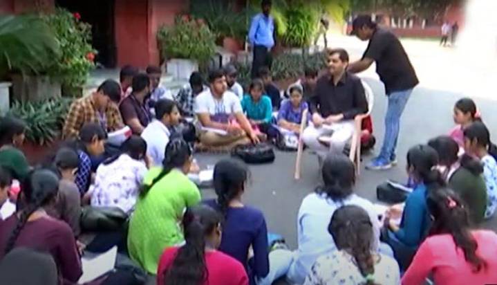 Ravenshaw Varsity Students Hold Classes On Road To Protest Unsafe Classrooms