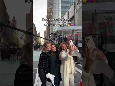Mariska Hargitay Surprises Hoda and Savannah at Macy's Parade